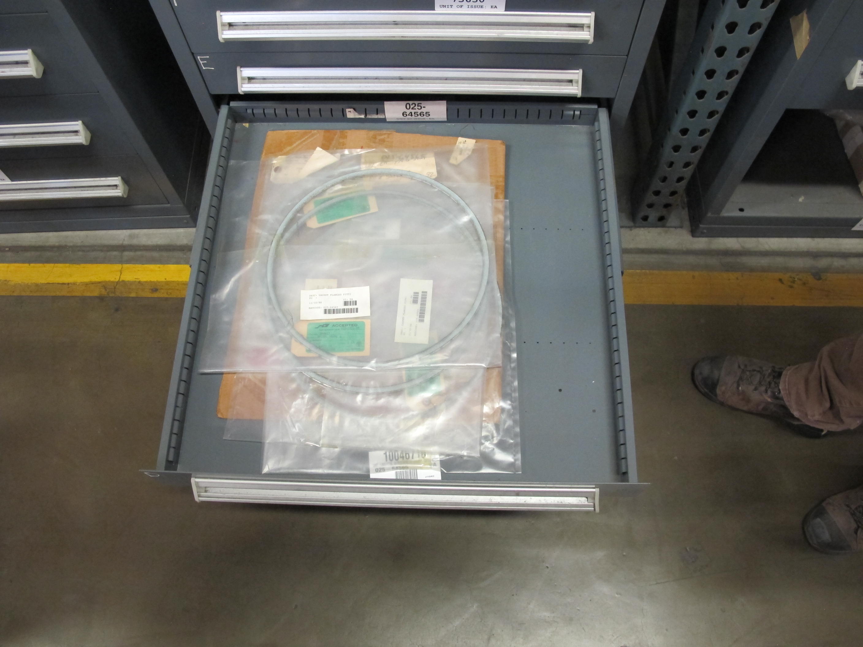 STANLEY VIDMAR HEAVY DUTY 11-DRAWER PARTS CABINET W/ CONTENTS (W-50) LOADING & HANDLING FEE $25-